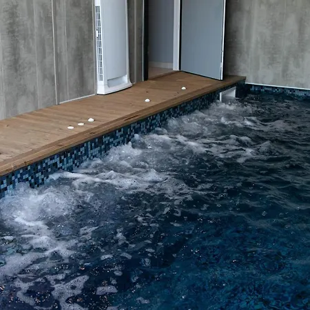 Avec Piscine Privee A Interieure, Jacuzzi & Sauna Apartment Saint-Cassin