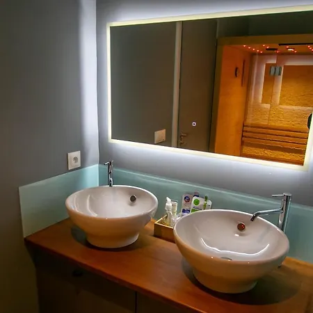 Avec Piscine Privee A Interieure, Jacuzzi & Sauna Apartment Saint-Cassin
